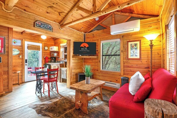 TV - Private, cozy and romantic cabin - a Wimberley favorite! Private hot tub! (Wimberley)