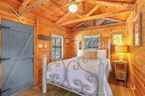1 bedroom, iron/ironing board, WiFi, bed sheets - Private, cozy and romantic cabin - a Wimberley favorite! Private hot tub! (Wimberley)