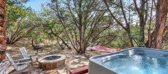 Private, cozy and romantic cabin - a Wimberley favorite! Private hot tub!