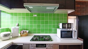 Villa, 4 chambres, fumeur | Cuisine privée | Réfrigérateur, four à micro-ondes, surface de cuisson