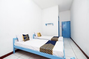 Economy Double Room | Free WiFi, bed sheets - Hotel O Saudara (Tegal)