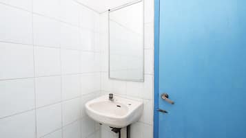 Double Room | Bathroom | Shower, towels