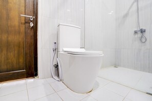 Chambre Double Supérieure | Salle de bain | Douche, serviettes fournies