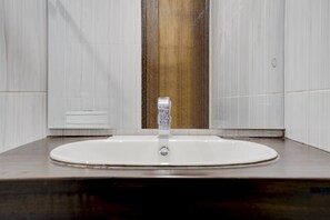 高级双人房 | 浴室 | 淋浴设施、毛巾