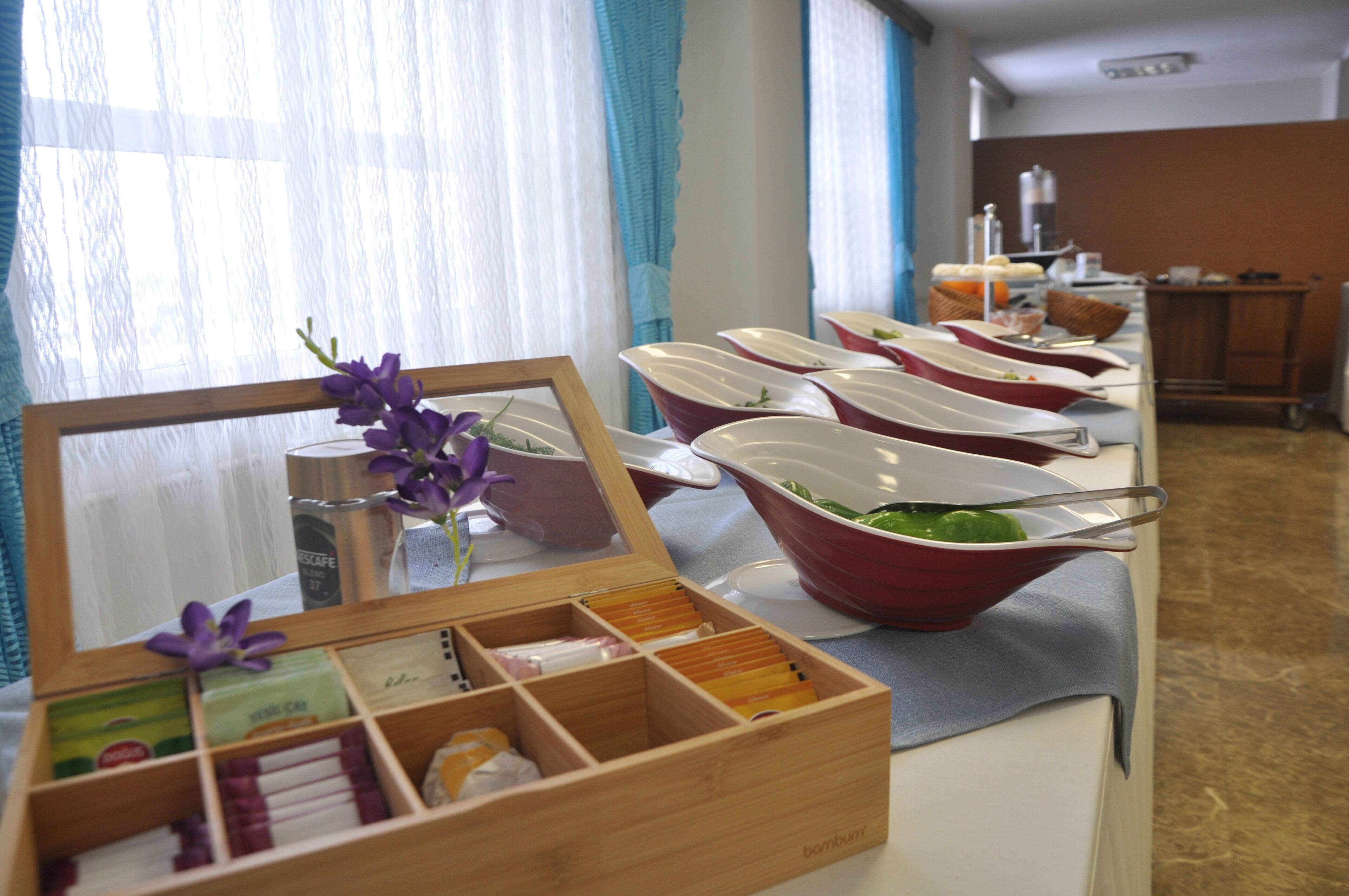 Un buffet composé de plusieurs plats et d’une boîte en bois contenant divers articles.