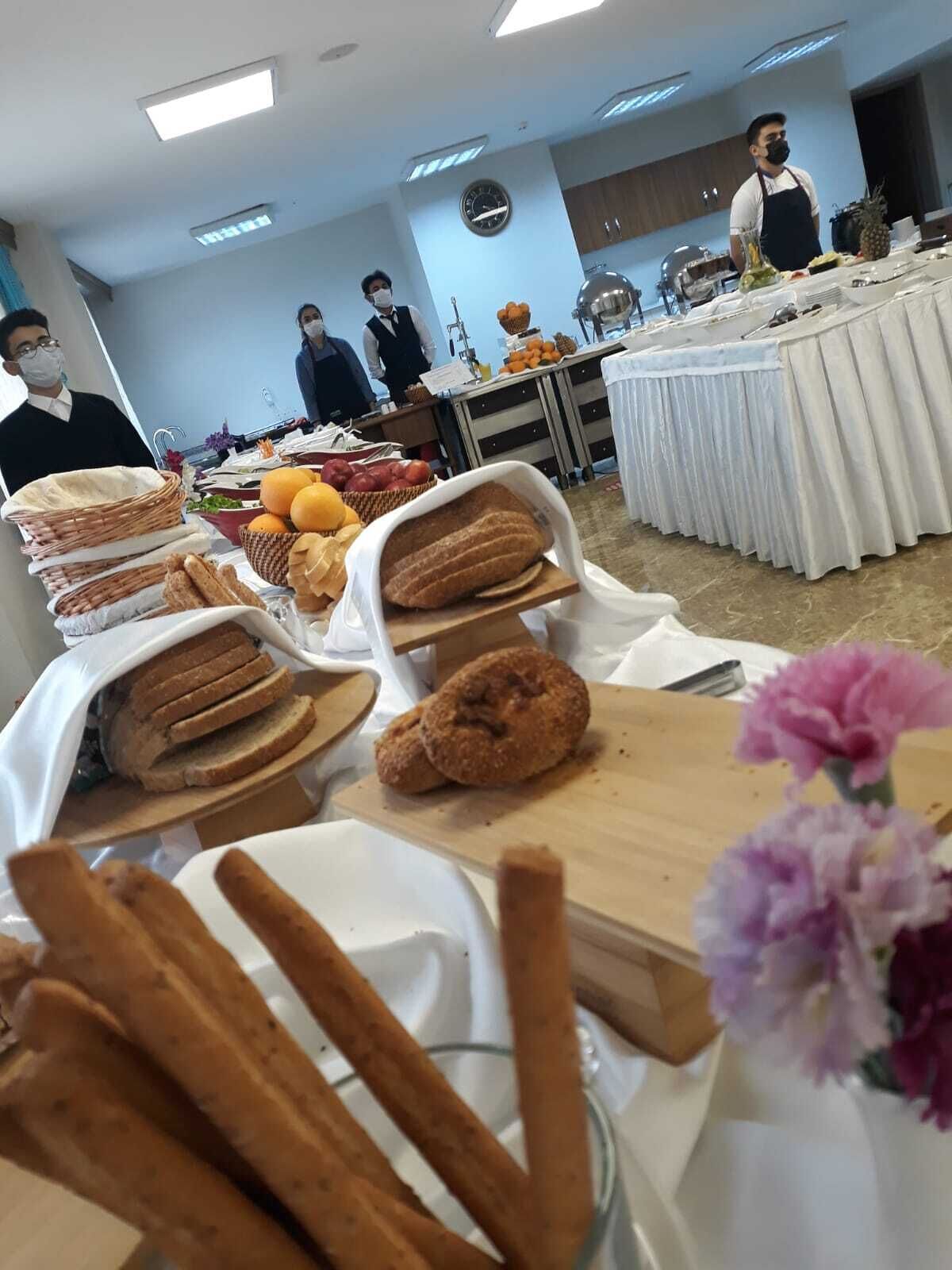 بوفيه فطور مجانًا يوميًا