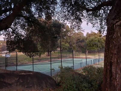 Romantic Retreat /private fishing lake and tennis court near Julian