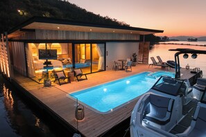 Private Pool Villa Suite | 迷你吧、免费 WiFi、床单