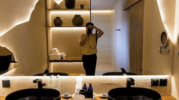 Private Pool Villa Suite | Salle de bain | Douche, douche à « effet pluie », articles de toilette gratuits