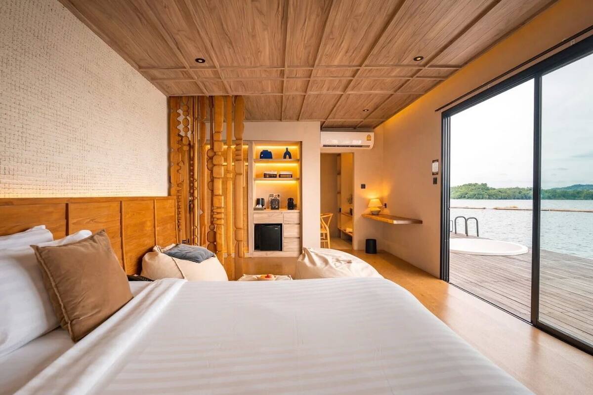 Escape North Deluxe | Minibar, WiFi (free), bed sheets