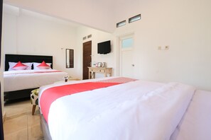 Escritorio, wifi gratis y ropa de cama 