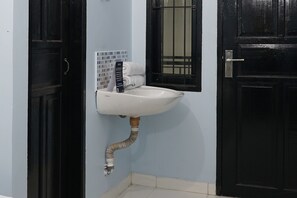 Kamar Double Ekonomi | Kamar mandi | Shower dan handuk