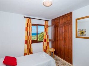3 slaapkamers, een strijkplank/strijkijzer, gratis wifi, beddengoed
