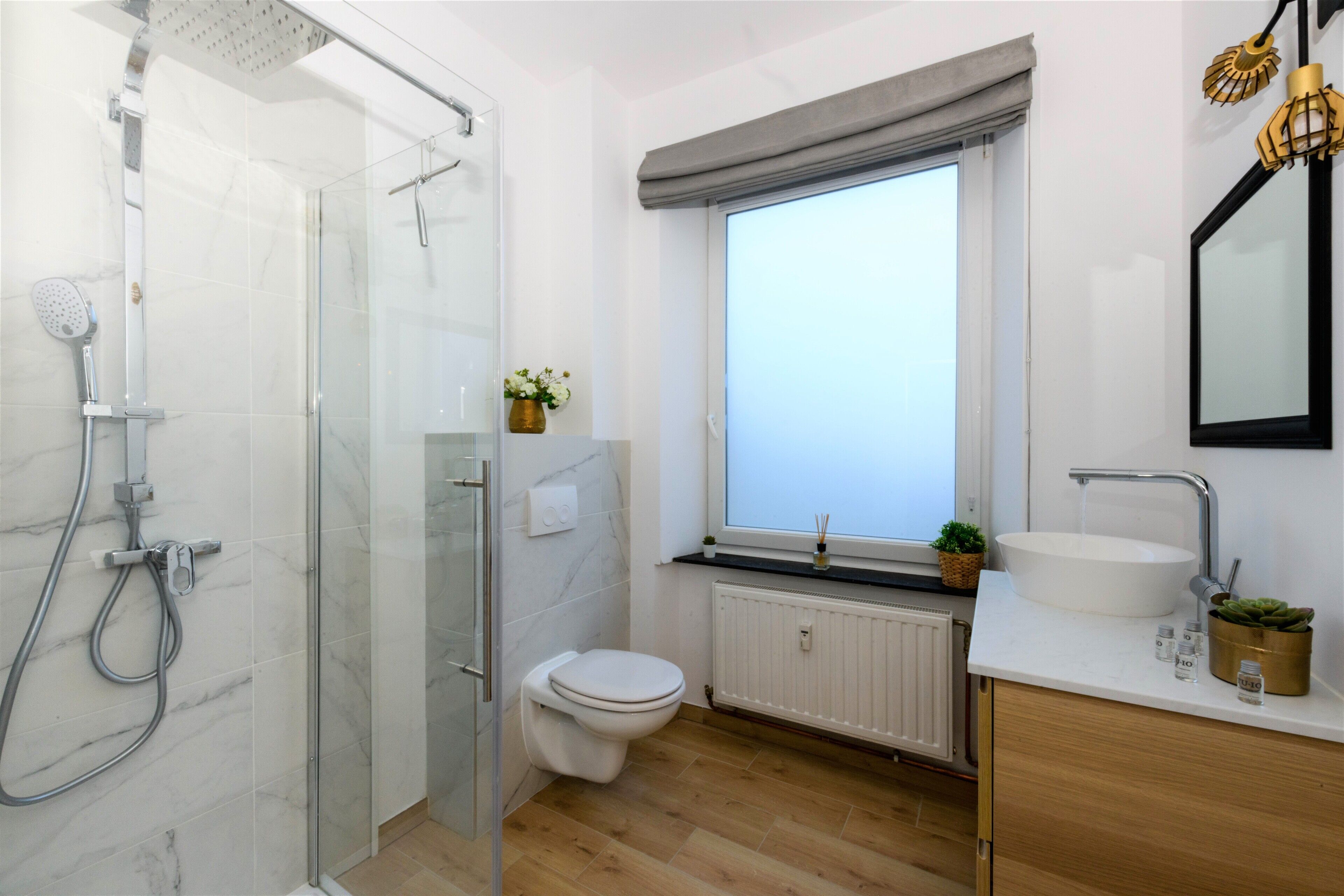 Leilighet – grand | Bad | Dusj, dusjhode med hydromassaje, designertoalettartikler og hårføner