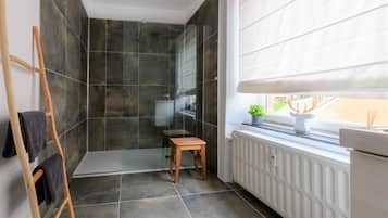 Apartemen Grand | Shower kamar mandi