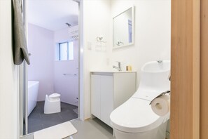 一棟貸し | バスルーム | シャワー付き浴槽、深めの浴槽、バスアメニティ (無料)、ヘアドライヤー