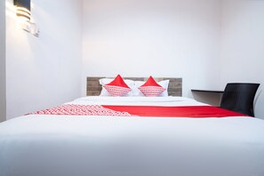 Standard Double Room | Free WiFi, bed sheets - Hotel O Art Guest House Syariah (Yogyakarta)