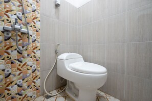 Shower, towels - Hotel O Art Guest House Syariah (Yogyakarta)