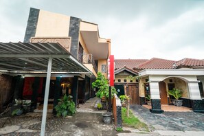 Exterior - Hotel O Art Guest House Syariah (Yogyakarta)