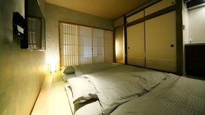 A room with a bed, a window with blinds, and a wardrobe. - Asana-Yuuna (Kyoto)