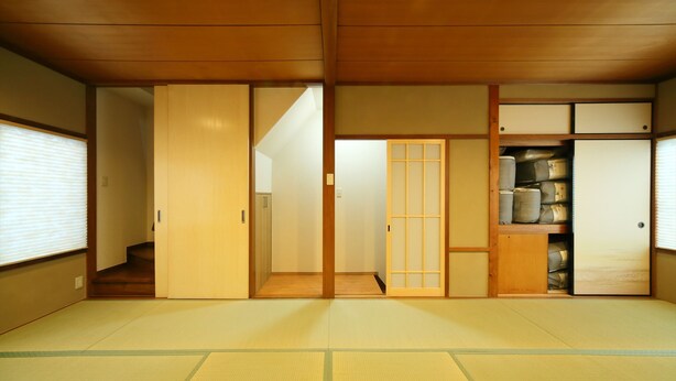 A traditional Japanese room with tatami flooring, sliding doors, and a built-in storage cabinet. - Asana-Yuuna (Kyoto)
