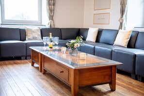 Grand Apartment | Living room | 40-inch flat-screen TV with cable channels, LED TV, fireplace