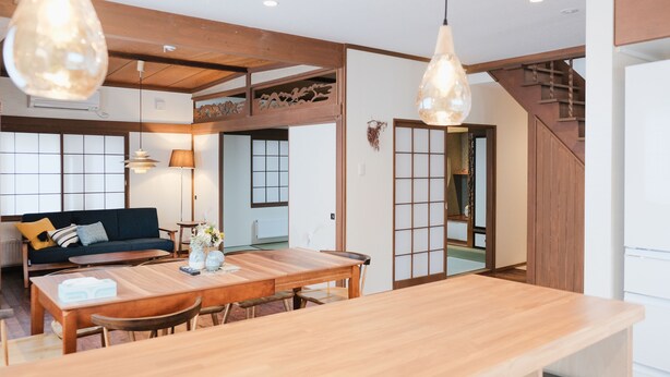 Nhà phong cách cổ điển (Private Vacation Home) | Khu phòng khách | TV màn hình phẳng 