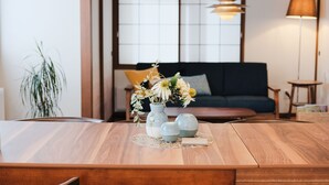 Nhà phong cách cổ điển (Private Vacation Home) | Khu phòng khách | TV màn hình phẳng 