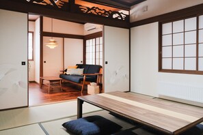 منزل كلاسيكي (Private Vacation Home) | 6 عدّة غرف نوم ومكتب وواي فاي مجانًا وملاءات أسرّة