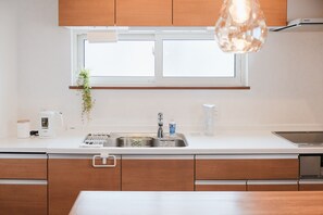 Maison classique (Private Vacation Home) | Cuisine privée | Réfrigérateur, four à micro-ondes, surface de cuisson, cafetiÚre-théiÚre