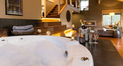 The Edge Villa - Private luxury 1 bedroom open plan spa villa with fireplace.