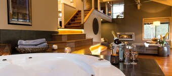 The Edge Villa - Private luxury 1 bedroom open plan spa villa with fireplace.