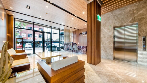 A modern lobby with a reception desk, seating area, and an elevator. - Mutsun B&B (Jiaoxi)