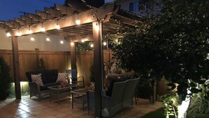 An outdoor patio area with a pergola, seating, and potted plants. - Beautiful Private Home in Long Beach near Convention Center and Queen Mary (Long Beach)