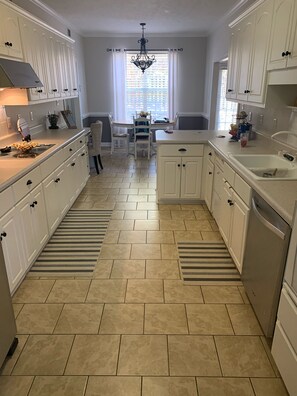 Fridge, microwave, oven, stovetop - 4br Masters Rental 3.5 Miles from Augusta National (Martinez)