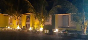 Vista frontal de la propiedad por la tarde o noche