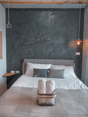 Tweepersoonskamer, balkon | Individueel gedecoreerd, individueel gemeubileerd, een bureau