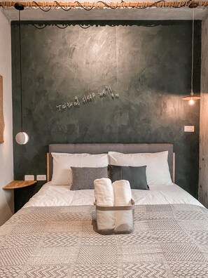 Tweepersoonskamer, balkon | Individueel gedecoreerd, individueel gemeubileerd, een bureau