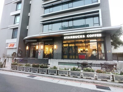 A hotel for1 Sec to MRT exit