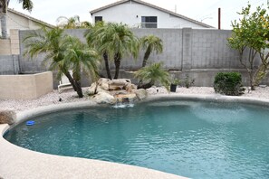 Utendørsbasseng og et oppvarmet basseng