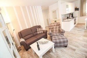 TV, books, stereo - Greetsiel - Spacious apartment on the ground floor (Greetsiel)