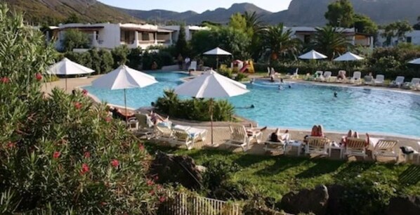 Una piscina al aire libre de temporada (de 10:00 a 19:30), tumbonas