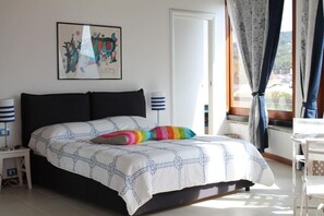 Habitación triple Confort, vistas al mar | Edredones de plumas, cortinas opacas, cunas gratuitas y wifi gratis