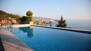 สระว่ายน้ำกลางแจ้งเปิดตามฤดูกาล