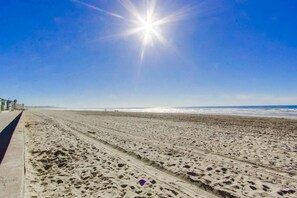 Beach nearby, sun loungers, beach towels - Welcome to Mission Beach (San Diego)
