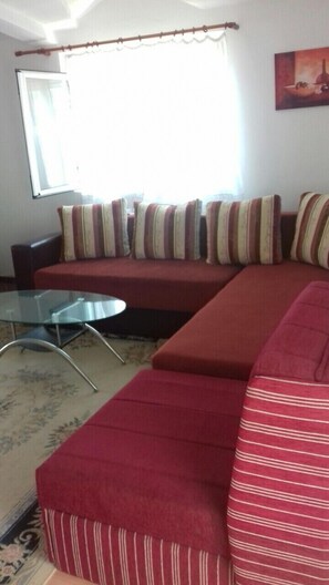 Leilighet, 2 soverom | Oppholdsrom | En 28-tommers TV med kabel-kanaler