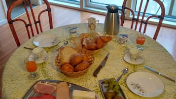 Sarapan lengkap setiap hari (EUR 18 per orang)