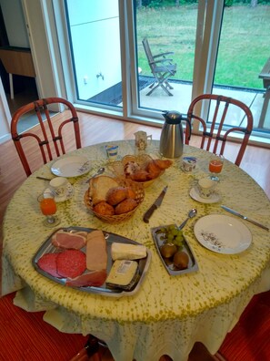 Daily full breakfast (EUR 18 per person)