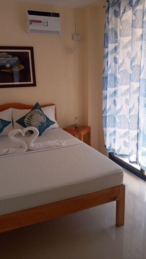 Standard Double Room, 1 Double Bed | Free WiFi, bed sheets - Kasa Dalisay (Coron)