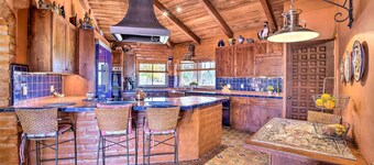 NY! Eklektisk villa med Adobe Horse Stables & Pool!